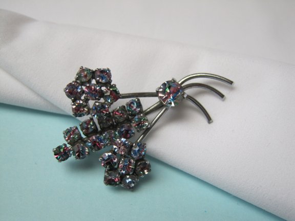 Broche zilverkleurig bloemtakje met regenboog kristal rijnstenen. 4.8x3.1 cm. - Afbeelding 7