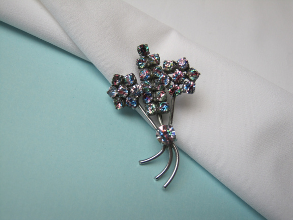 Broche zilverkleurig bloemtakje met regenboog kristal rijnstenen. 4.8x3.1 cm. - Afbeelding 8
