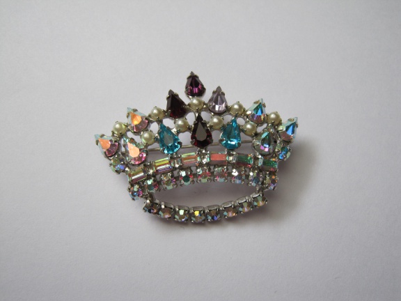Broche B. David zilverkleurige kroon met gekleurd rijnstenen kristal en kraaltjes 5.0x3.7 cm - nr. 1