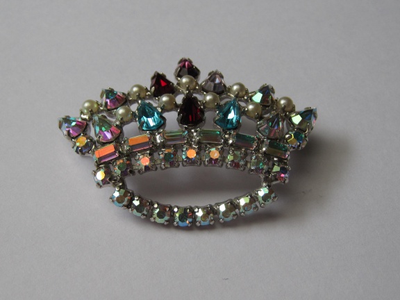 Broche B. David zilverkleurige kroon met gekleurd rijnstenen kristal en kraaltjes 5.0x3.7 cm - Afbeelding 2
