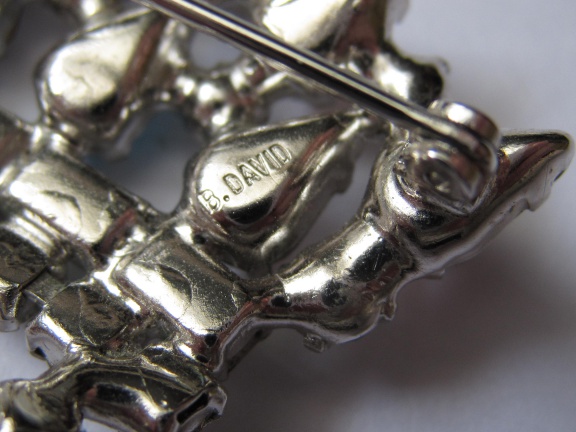 Broche B. David zilverkleurige kroon met gekleurd rijnstenen kristal en kraaltjes 5.0x3.7 cm - Afbeelding 5