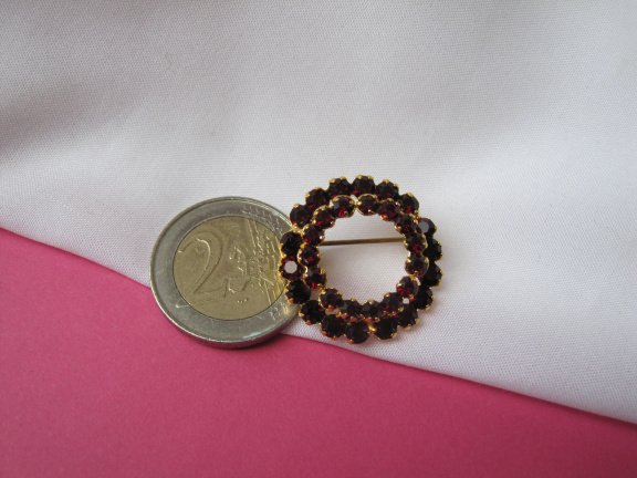 Broche Juliana goudkleurig dubbel cirkel model met robijn rode kristal rijnsteentjes 2.5 cm. - Afbeelding 2