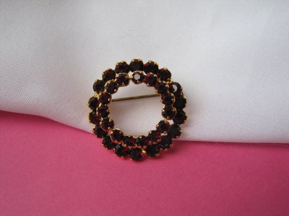 Broche Juliana goudkleurig dubbel cirkel model met robijn rode kristal rijnsteentjes 2.5 cm. - Afbeelding 3