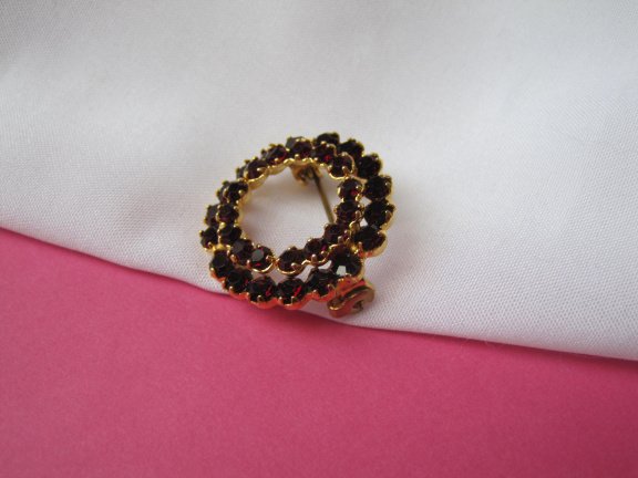 Broche Juliana goudkleurig dubbel cirkel model met robijn rode kristal rijnsteentjes 2.5 cm. - Afbeelding 5