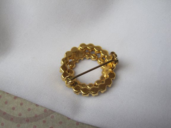 Broche Juliana goudkleurig dubbel cirkel model met robijn rode kristal rijnsteentjes 2.5 cm. - Afbeelding 6