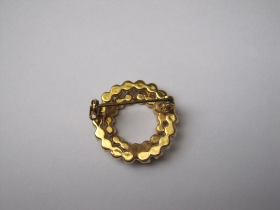 Broche Juliana goudkleurig dubbel cirkel model met robijn rode kristal rijnsteentjes 2.5 cm. - Afbeelding 7