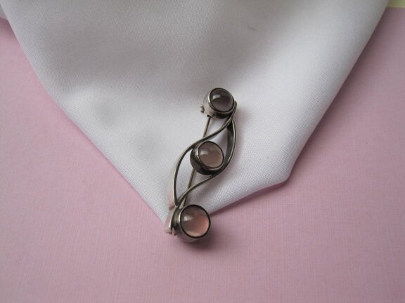 Zilveren broche modernistisch met drie rozenkwarts edelstenen 4.8x1.4 cm - nr. 1