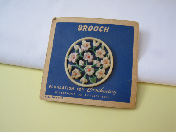 Broche antiek celluloid paars/geel/groens bloemetjes haak mal/model 4.2x4.2 cm. - nr. 1