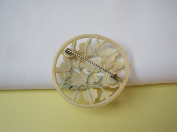 Broche antiek celluloid paars/geel/groens bloemetjes haak mal/model 4.2x4.2 cm. - Afbeelding 3
