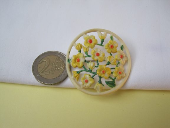 Broche antiek celluloid paars/geel/groens bloemetjes haak mal/model 4.2x4.2 cm. - Afbeelding 4