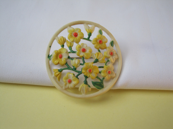 Broche antiek celluloid paars/geel/groens bloemetjes haak mal/model 4.2x4.2 cm. - Afbeelding 2