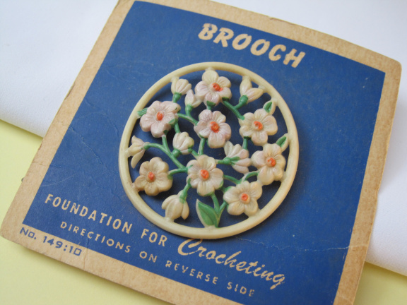 Broche antiek celluloid paars/geel/groens bloemetjes haak mal/model 4.2x4.2 cm. - Afbeelding 7