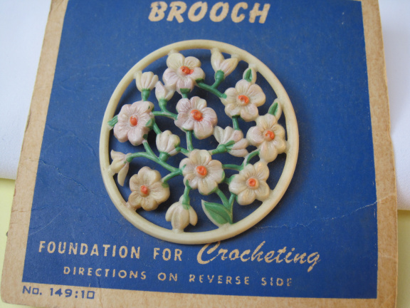 Broche antiek celluloid paars/geel/groens bloemetjes haak mal/model 4.2x4.2 cm. - Afbeelding 5