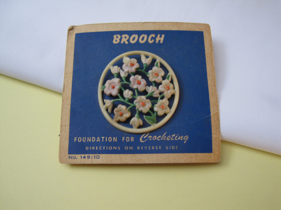 Broche antiek celluloid paars/geel/groens bloemetjes haak mal/model 4.2x4.2 cm. - Afbeelding 8