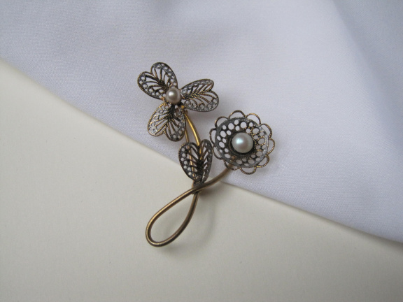 Broche goudkleurig met zilverkleurig filigrain en kralen 5.2x4.1 cm - nr. 1