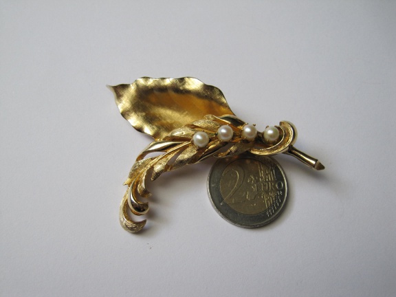 Broche Brooks goudkleurige bladmodel met vier parelkraaltjes 6.7x4.5 cm - Afbeelding 2