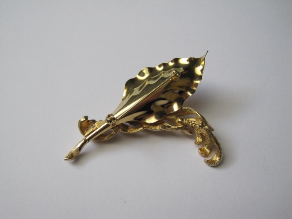 Broche Brooks goudkleurige bladmodel met vier parelkraaltjes 6.7x4.5 cm - Afbeelding 3