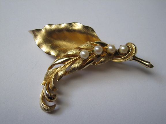 Broche Brooks goudkleurige bladmodel met vier parelkraaltjes 6.7x4.5 cm - Afbeelding 4