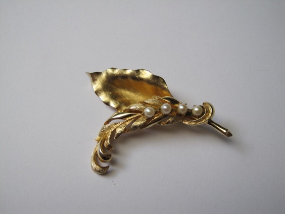Broche Brooks goudkleurige bladmodel met vier parelkraaltjes 6.7x4.5 cm - Afbeelding 5