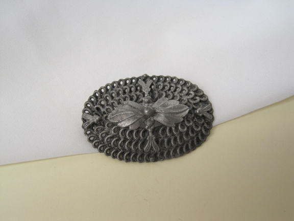 Broche zilverkleurig lusjes patroon 5.9x4.0 cm - nr. 1