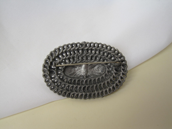 Broche zilverkleurig lusjes patroon 5.9x4.0 cm - Afbeelding 2