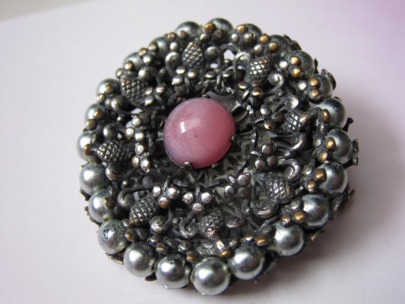 Antieke broche verzilverd met roze moonglow glassteen 3.9 cm - nr. 1