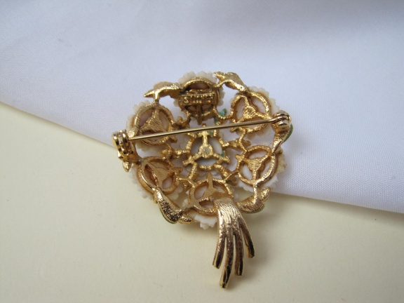 Broche Lisner goudkleurig en lucite kunststof bos bloemen 4.7x3.8 cm - Afbeelding 2