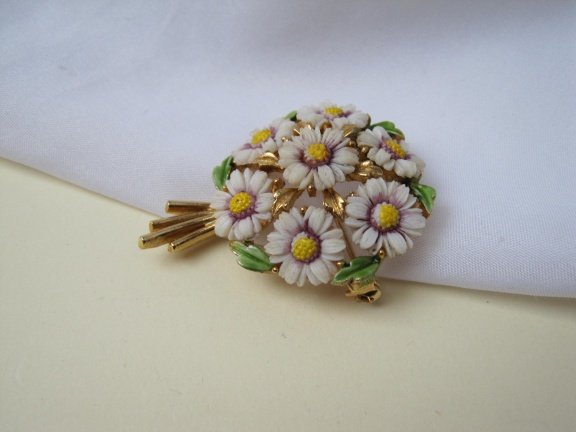 Broche Lisner goudkleurig en lucite kunststof bos bloemen 4.7x3.8 cm - Afbeelding 3