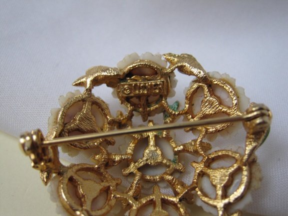 Broche Lisner goudkleurig en lucite kunststof bos bloemen 4.7x3.8 cm - Afbeelding 4