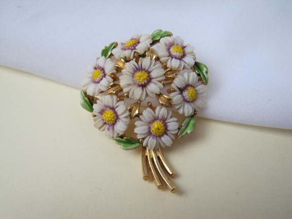 Broche Lisner goudkleurig en lucite kunststof bos bloemen 4.7x3.8 cm - Afbeelding 8