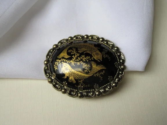 Broche sterrenbeeld vissen camee van kunststof zwart goudkleur 5.0x4.0 cm. - nr. 1