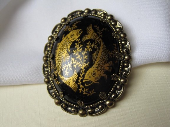 Broche sterrenbeeld vissen camee van kunststof zwart goudkleur 5.0x4.0 cm. - Afbeelding 5