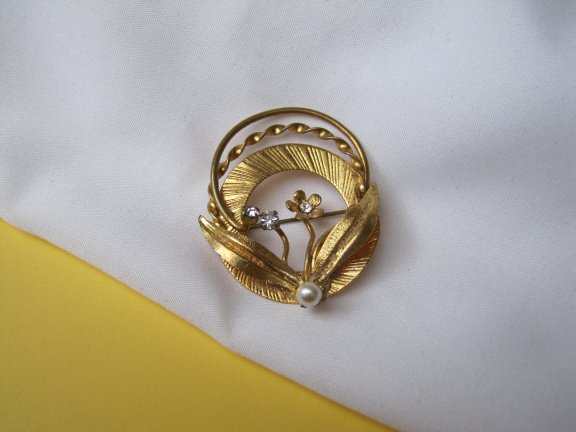 Broche Austria goudkleurig bloemetje model met parelkraaltje en kristal rijnsteentjes 3.8x4.4 cm. - nr. 1