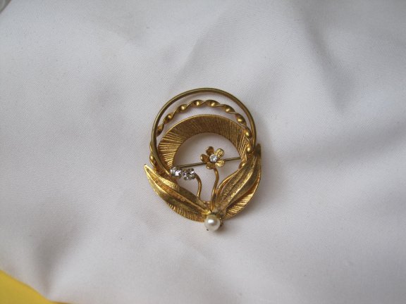 Broche Austria goudkleurig bloemetje model met parelkraaltje en kristal rijnsteentjes 3.8x4.4 cm. - Afbeelding 2