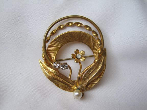 Broche Austria goudkleurig bloemetje model met parelkraaltje en kristal rijnsteentjes 3.8x4.4 cm. - Afbeelding 3