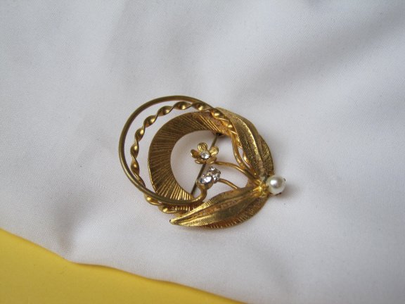 Broche Austria goudkleurig bloemetje model met parelkraaltje en kristal rijnsteentjes 3.8x4.4 cm. - Afbeelding 4