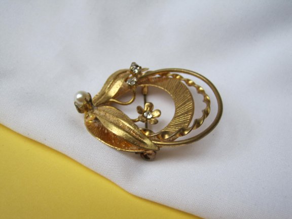 Broche Austria goudkleurig bloemetje model met parelkraaltje en kristal rijnsteentjes 3.8x4.4 cm. - Afbeelding 5
