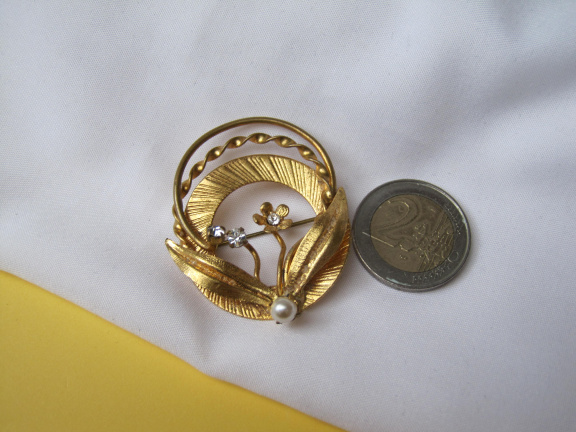Broche Austria goudkleurig bloemetje model met parelkraaltje en kristal rijnsteentjes 3.8x4.4 cm. - Afbeelding 7