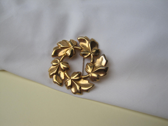 Broche antiek Barclay goudkleurig vergulde bladeren krans 5.5 cm - nr. 1