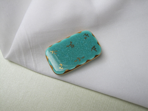 Broche porselein turquoise met vergulde rand en griekse tekens 4.0x2.4 cm - nr. 1