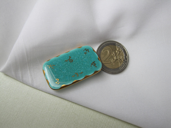 Broche porselein turquoise met vergulde rand en griekse tekens 4.0x2.4 cm - Afbeelding 2
