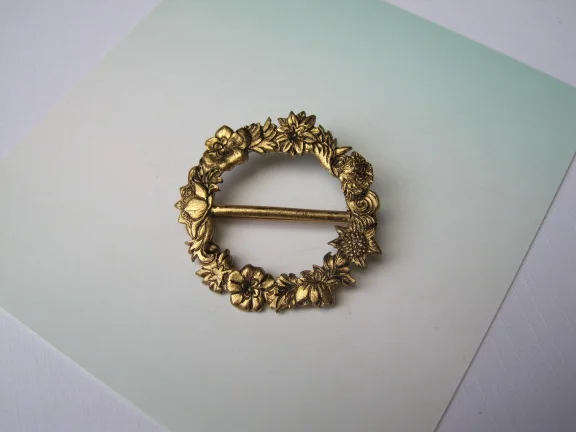 Broche goudkleurig bloemenkrans gesp Museum Fine Arts 4.0 cm - nr. 1