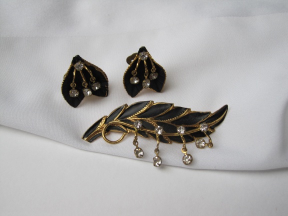 Set broche en oorbellen Art Deco goudkleurig zwart emaille Oostenrijks kristal 6.8x2.8 cm - nr. 1