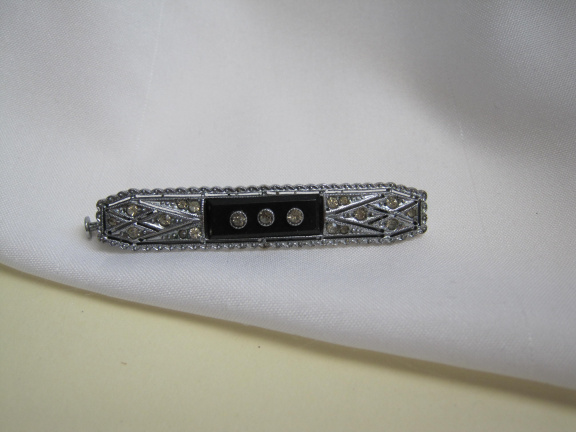 Broche antiek Art Deco zilverkleurig zwart en glassteentjes 5.1x0.9 cm - nr. 1