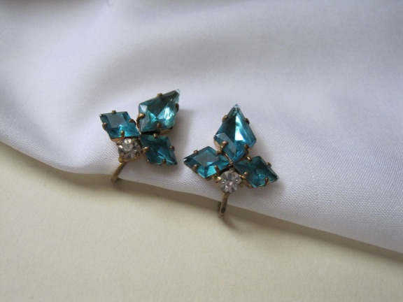 Oorbellen art deco antiek aqua blauw en helder glas schroefmodel Germany 1.9x2.2 cm - nr. 1