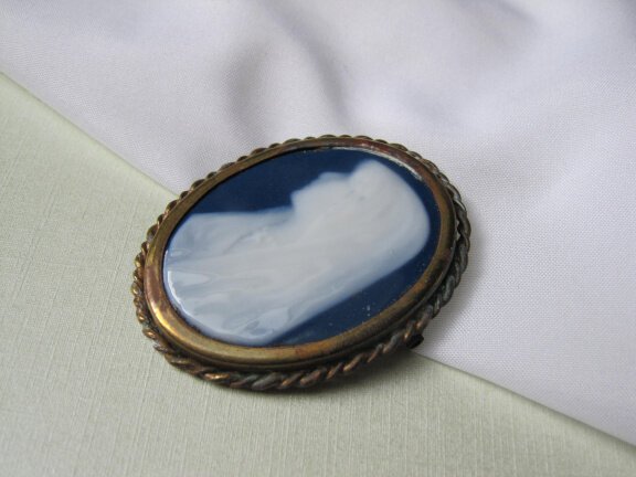 Broche antiek limoges porseleinen blauw wit Moeder Maria 5.4x4.2 cm - nr. 1