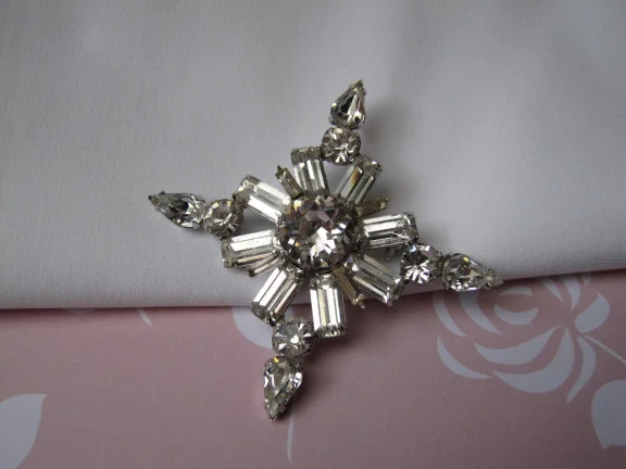 Broche Weiss zilverkleurig ster model met kristal rijnstenen. 5.9x5.9 cm. - nr. 1
