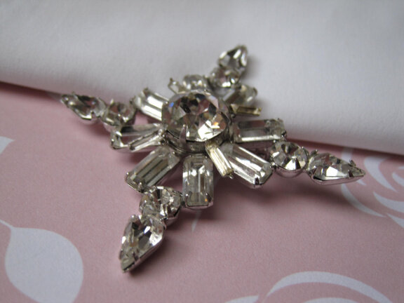 Broche Weiss zilverkleurig ster model met kristal rijnstenen. 5.9x5.9 cm. - Afbeelding 2