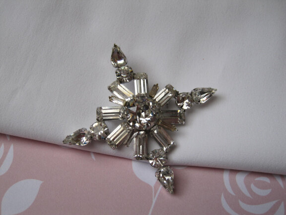 Broche Weiss zilverkleurig ster model met kristal rijnstenen. 5.9x5.9 cm. - Afbeelding 6
