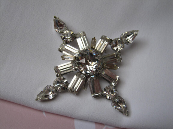 Broche Weiss zilverkleurig ster model met kristal rijnstenen. 5.9x5.9 cm. - Afbeelding 7